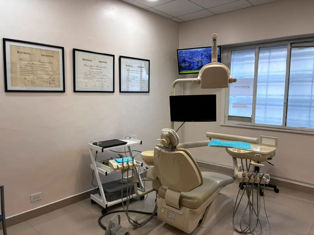 Sala de atención del Consultorio Dres. Luporini en Liniers, Buenos Aires